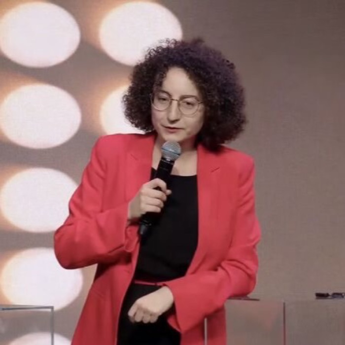 Portrait de Laura Sibony, Conférencière & autrice · IA, culture et création